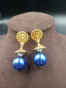 Boucles d'oreilles pendantes en laiton plaqué or Amaira Jewels, serties de perles naturelles, style vintage, pour femmes, occasions spéciales - Product Image 4