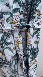 Bata de algodón tipo kimono con estampado animal, para spa, baño o descanso. - Product Image 6