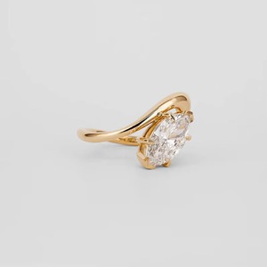 Anillo de Compromiso Minimalista con Diamante Cultivado en Laboratorio de Corte Marquesa de 1.51 CT, Oro Amarillo de 14K, Engaste de Garras, Ondas de 1.8 MM, Certificado IGI - Product Image 2
