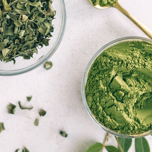 ผงใบมะรุมเกรดอาหาร OEM 500 กรัม ความบริสุทธิ์ 99% ปลูกแบบธรรมชาติ สารสกัดสมุนไพรสกัดด้วยตัวทำละลาย ได้รับการรับรองฮาลาลจากโรงงาน - Product Image 3