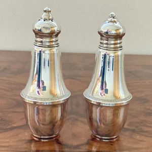 Pot à sel et à poivre en métal robuste, design martelé, plaqué or rose brillant, aspect attrayant, produit Mills - Product Image 3