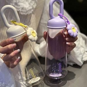 Bouteille d'eau portable en plastique de 500 ml avec pendentif pétale créatif, grande capacité, pour étudiants et activités de plein air - Product Image 2