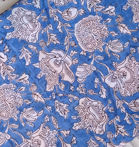Tissu imprimé à la main en coton 100% bleu et blanc à motifs floraux |   Tissu de course botanique Mughal de Jaipur en gros - Product Image 4