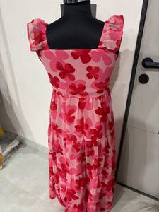 Vestido casual de mujer al por mayor, estilo occidental, rosa, con estampado floral, cuello cuadrado, sin mangas, con volantes y falda acampanada escalonada. - Product Image 4