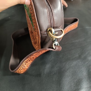 Bolso Bandolera de Cuero Genuino Estilo Western Vintage, con Dos Correas, Diseño Bohemio con Patrón de Cactus, Cierre de Cremallera, Gran Venta - Product Image 5