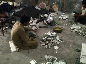 Gants de MMA en cuir PU noir en gros - Mitaines de combat personnalisées pour l'entraînement et la compétition - OEM ODM disponibles - Product Image 5