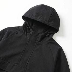 Sudadera Anorak Negra con Capucha, Bolsillo con Solapa en el Pecho y Cremallera Resistente al Agua |   Cortavientos Táctico para OEM/Marca Privada - Product Image 3