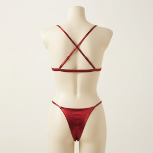 Ensemble bikini femme rouge à dos croisé et coupe haute, motif lettres, en polyester extensible, avec bas string et haut triangle, coupe classique - Product Image 3