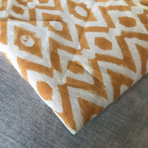 Tela de algodón estampada a mano – Estampado geométrico de diamantes color mostaza sobre base blanca - Product Image 1