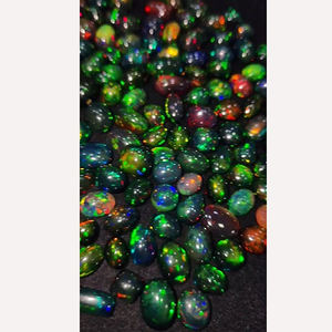 137 pièces d'opale noire éthiopienne naturelle avec reflets, de 10 mm à 15 mm, cabochons ovales, poire, octogone, 288 carats, pierres précieuses Iroc Sales, 923 $ US - Product Image 1