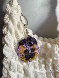 Porte-clés brodé personnalisé avec broderie florale délicate et détails décoratifs personnalisés - Product Image 4