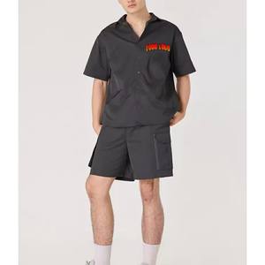 Ensemble de survêtements pour hommes en coton 100% de luxe personnalisé, 2 pièces, imprimé, uni, antibactérien, décontracté d'été, avec short boutonné - Product Image 1