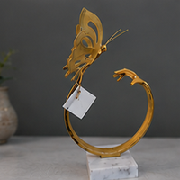 Sculpture de papillon en laiton faite à la main, décoration d'art de table moderne, figurine élégante inspirée de la nature pour le salon, le bureau, l'étagère