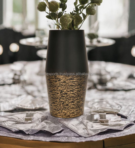 Vase à fleurs moderne en aluminium brossé fait à la main avec finition texturée Pièce décorative personnalisable de luxe et durable - Product Image 6