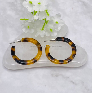 Pendientes de resina con diseño moderno y elegante para mujer, accesorios de moda, regalos de Acción de Gracias, fabricante de marca privada, personalizado - Product Image 2