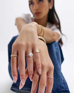 Anillo de compromiso de diamante cultivado en laboratorio East West Hexagon con engaste georgiano de púas, solitario minimalista, para propuesta de matrimonio, oro de 14K - Product Image 3