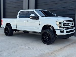 Camioneta Ford F250 Platinum 4x4 Blanca con Motor Diésel de 6.7L, Ruedas Negras y Suspensión Elevada - Product Image 2