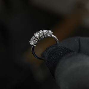 Anillo Clásico de Diamantes de Tres Piedras, 1 Ct en el Centro, 0.75 Ct Laterales, Oro Blanco de 14K, Certificado IGI, Corte Brillante Redondo, Anillo de Compromiso para Mujer - Product Image 2
