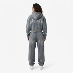 Conjunto de Sudadera Corta Gris con Lavado Ácido y Pantalones Jogger de Pierna Ancha para Mujer, con Detalles Tachonados, de Algodón y Felpa, Venta al por Mayor OEM - Product Image 2