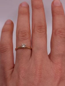 Bague de fiançailles en diamant de laboratoire de 0,25 carat pour femmes |   Bijoux de mariée en or 18 carats certifiés IGI |   Design Minimaliste Élégant - Product Image 2
