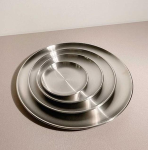 Plato de metal resistente y duradero con patrones artísticos grabados, perfecto para catering de alta calidad y uso doméstico. - Product Image 1