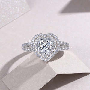 Anillo de compromiso moderno con diseño de doble halo en forma de corazón de 1 quilate, moissanita, engaste pavé de vástago dividido, banda de boda de plata de ley 925 - Product Image 5