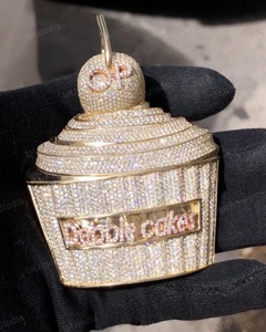 จี้คัพเค้ก 3 มิติ แบบหรูหราสั่งทำพิเศษ ประดับเพชรเต็มชิ้น ได้รับการรับรอง |   เพชรโมอิสซาไนต์ VVS |   เงินแท้ 925 ชุบทอง |   2.75 นิ้ว - Product Image 2