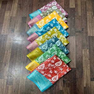 Artículos en stock: Tela ligera de dola con estampado floral, material tejido de secado rápido para ropa de mujer, vestidos, saris y ropa tradicional. - Product Image 1