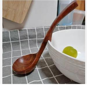Cuchara de Cocina de Madera Sólida de Alta Calidad, Ligera, Resistente e Ideal para Mezclar, Remover y Servir Comidas, Disponible en Grandes Cantidades - Product Image 1