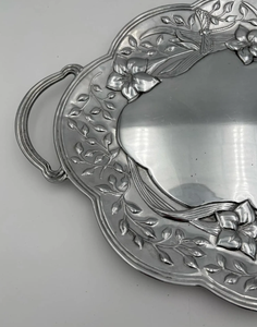 Plateau de service créatif en métal argenté avec poignées et motif floral, idéal pour une utilisation quotidienne, pour servir à table et pour la décoration de la maison - Product Image 4