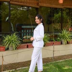 Ensemble de pyjama pour femmes, blanc, imprimé multicolore, chemise à manches longues boutonnée, pantalon assorti, vêtements de nuit légers, OEM personnalisé - Product Image 6