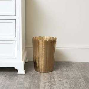 Poubelle cylindrique ronde en métal doré satiné à texture fine Skies Trader, poubelle pour hôtel, bureau, chambre, corbeille à papier - Product Image 4