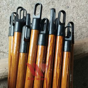 Palo de escoba de madera de grano de la mejor calidad con tapa negra de PVC, recogedor de 7,5 cm, fregona para limpieza del hogar, uso en interiores, fábrica de Vietnam al por mayor - Product Image 1