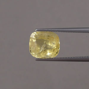 ไพลินสีเหลืองธรรมชาติแท้ รับรองโดย IGI เกรด AAA ขนาด 11x9.5 มม. รูปทรงคุชชั่น 6 กะรัต แบบเม็ดเดี่ยว เปลี่ยนสีได้ ผ่านการเคลือบแว็กซ์/น้ำมัน - Product Image 1