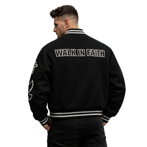 เสื้อแจ็คเก็ตวาร์ซิตี้แบบมีฮู้ดสำหรับผู้ชาย รุ่น Believer His Grace Is Enough กันน้ำ เป็นมิตรกับสิ่งแวดล้อม สีดำ ทำจากผ้าขนสัตว์  แบบ Letterman  สำหรับเบสบอล  ตกแต่งด้านหน้าด้วยตัวอักษรแบบกำหนดเอง - Product Image 5