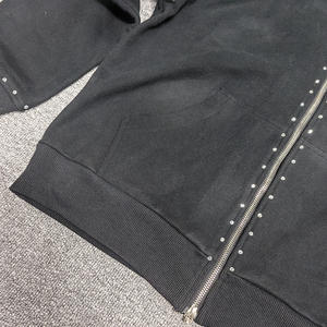 Conjunto Deportivo Personalizado de Alta Calidad con Sudadera Bordada y Pedrería, Pantalones Deportivos Negros con Cierre y Sudadera de 500 GSM, Ropa Urbana - Product Image 5