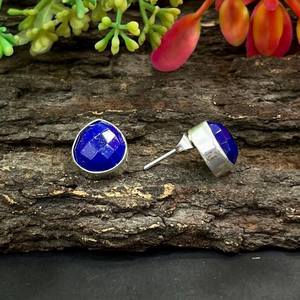 Boucles d'oreilles clous en argent sterling Lapis Lazuli taille rose, délicates, style bohème, forme cœur, bijoux minimalistes, certifiées IGI, pour anniversaire et fête - Product Image 5