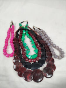 Collier de perles de mode fait à la main avec des perles de résine d'Inde à vendre en vrac en gros colliers de perles de mode - Product Image 4