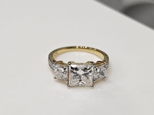 แหวนเพชรทรงปรินเซสคัท 2.01 กะรัต เพาะเลี้ยงในห้องปฏิบัติการ ประดับเพชรสามเม็ด สำหรับผู้หญิง ทองคำแท้ 14K ของขวัญเซอร์ไพรส์สำหรับเจ้าสาวในวันหมั้น - Product Image 4