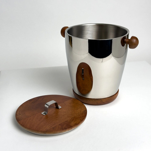 Cubo para hielo de aluminio pulido con base de madera cálida y tapa con asa metálica y perillas laterales redondas a juego para servir. - Product Image 5