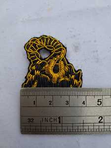 Broches brodées à la main en fil de soie doré et argenté - Broche de coléoptère ailé en fil de soie - Broderie 3D d'insectes de luxe - Product Image 4