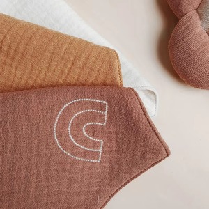 Bavoir pour bébé en coton uni, design minimaliste avec motif brodé - Product Image 3