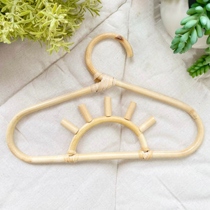 Lindos perchas para ropa de niños, varios diseños, perchas de ratán hechas a medida con soporte para logotipo. - Product Image 1