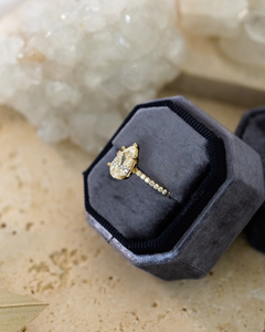 Bague de fiançailles élégante en or avec diamant solitaire taille poire et bande pavée de diamants pour femme, idéale pour une demande en mariage - Product Image 3