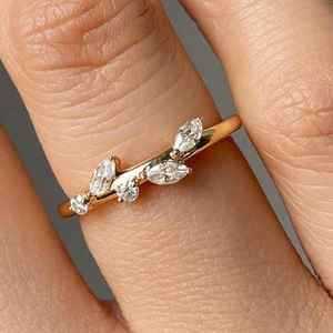 Bague en or massif 14 carats avec diamant de laboratoire taille marquise et motif feuille d'arbre pour femme, cadeau de mariage raffiné pour petite amie - Product Image 1