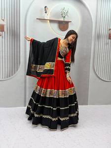Ensemble Lehenga Traditionnel pour Femme en Coton Rouge et Noir, Imprimé Coloré, Dentelle à Motifs Miroir, Infroissable, Longueur Ras du Sol, pour Soirée - Product Image 2