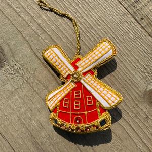 Molino de viento hecho a mano caprichoso, adorno de Navidad, diseño rojo y blanco, acentos dorados, adorno trenzado con cuentas, regalo de decoración de vacaciones único - Product Image 1