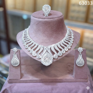 Ensemble de bijoux vintage classique plaqué or 24 carats de fabrication indienne, comprenant un collier et des broches, inspiré des diamants américains et français, tendance - Product Image 3