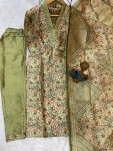 Elegante Traje Salwar de 3 Piezas en Seda Zarna Color Vino Tinto para Mujer - Product Image 2