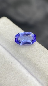 Pierre précieuse naturelle certifiée Tanzanite de forme fantaisie, avec une couleur et un éclat excellents, Zoisite naturelle, 1,97 carat, pierre précieuse en vrac - Product Image 6